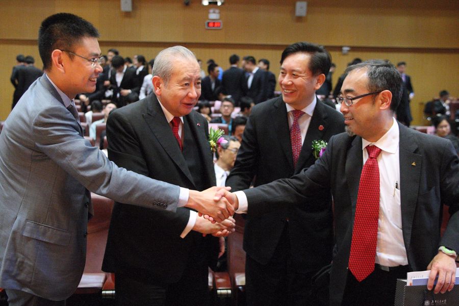 Mr Jiang Sixian, Chairperson of SJTU Council (second from right) and Mr David Mong, Chairman of the Shun Hing Education and Charity Fund (first from right) thanked Dr the Hon Sir David Li Kwok-po, Chairman and Chief Executive of the Bank of East Asia (second from left) and Mr Adrian Li Man-kiu, Deputy Chief Executive of the Bank of East Asia (first from left) for joining the naming ceremony.